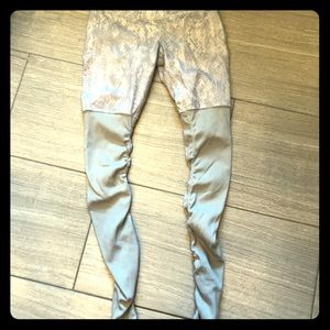 Alo gray white snake print leggings